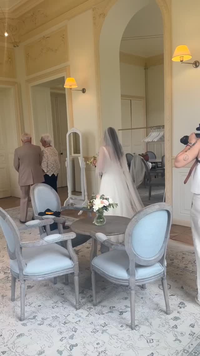 First look between Justine and her beloved grandparents ♥️
Wedding planner Paris, organisation de mariage, getting ready
@mc2monamour_paris @chateauduparcsaintlambert @douceurangevinephotographie @1angle2vue @aliciabussereaufleuriste @apollinerontheroad @beautybystefania49460