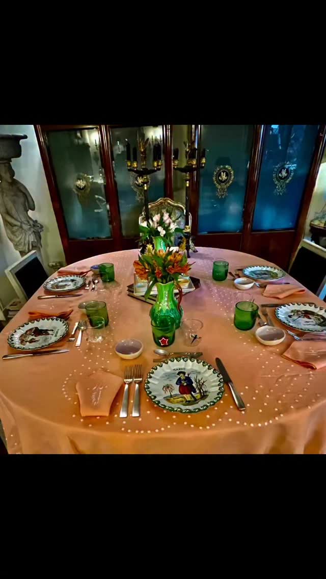 MIS MESAS FAVORITAS CON MIS PERSONAS FAVORITAS.
Un sábado no es completo si no lo comparto con mis personas especiales.
No importa donde ni cómo
pero siempre que puedo elijo que sea alrededor de una bonita mesa, con un menú también especial y preparado con todo el amor .
Ayer los platos de cerámica de Bassano ( Véneto ) pintados a mano con los meses del año nos acompañaron combinados con los vasos diseño de mi gran amiga Federica Marangoni @fedemarangoniart y los delicados trasparentes con insectos de @isaacsalido .
Dos jarras con el icónico muguet de @diormaison y los platos del pan de @estudioanaortiz completaron mi improvisada puesta en escena.
Lo importante era la tortilla !
Querían probar la receta de @rafuel55 .
Tortilla de patata, cebolla,chorizo picante de León y queso de tetilla .
Les encantò!!
Cada dia me gusta más cocinar !
Y a vosotros?
Os leo!!
#artedelamesa #artesanía #ceramics #gastronomia #descubreconcaminovilla
@isaacsalido
@rafuel55
@fedemarangoniart
@estudioanaortiz
@