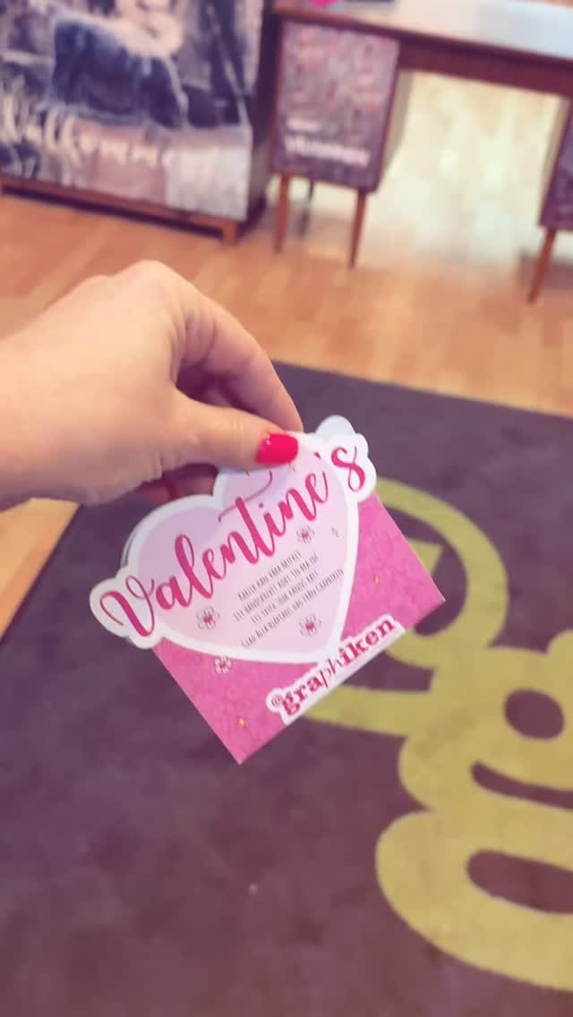 Men ååh 😍 TVÅ glada på en present 🤗 Kärlek kan vara mycket. Ett handskrivet kort. 💌 En bra idé. Ett tryck som känns rätt. Vem gör du glad på lördag? #allatrycksaker #regift #verkligheten