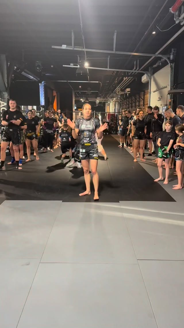 Noch immer Gänsehaut.
Mein erstes MMA-Seminar im @activegymaalen
Von klein bis groß, Anfänger bis Fortgeschrittene – alle mit einer Motivation, die man nicht lernen kann.
Respekt, Fokus, Herz. Genau dafür liebe ich diesen Sport.
Ich habe so viele hungrige Augen gesehen, so viel Potenzial.
Ein paar echte Nachwuchstalente, die ihren Weg gehen werden – und wenn ich sie dabei unterstützen kann, dann ist das der Sinn dieser Seminare.
Besonders wichtig für mich: Zurückgeben.
Zeit nehmen, Fragen beantworten, Autogramme, Fotos, Gespräche auf Augenhöhe.
Denn Support ist keine Einbahnstraße.
Danke an jeden Einzelnen von euch.
Danke für euer Vertrauen, euren Einsatz und eure Liebe zum Kampfsport.
Solche Tage erinnern mich daran, warum ich diesen Weg gehe. 🦾🖤