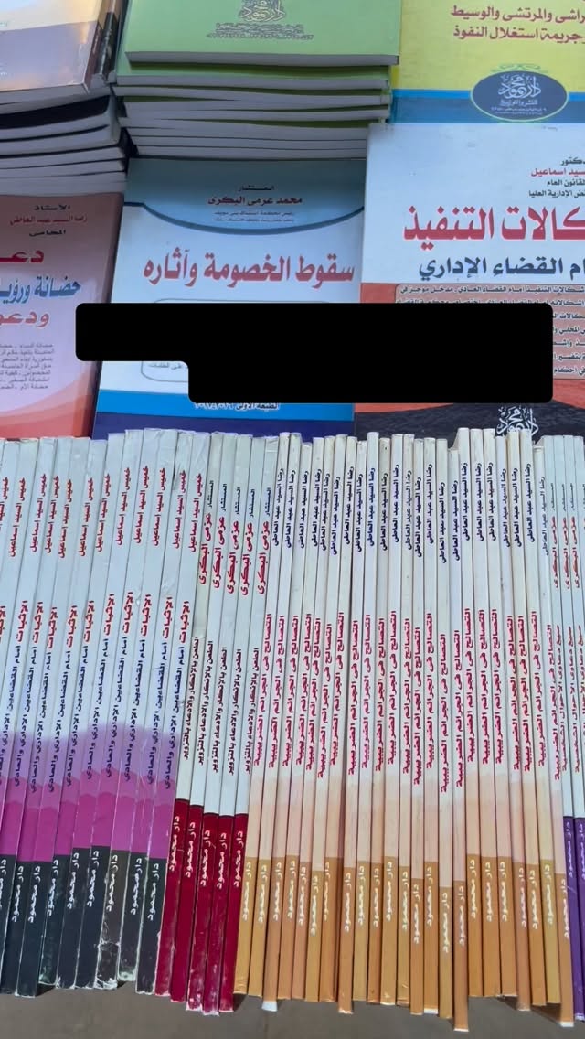 قانون التأمين الاجتماعي رقم (24) لسنة 1976
مادة – 5 –
يكون خضوع أصحاب العمل والعمال للقانون إلزاميا.
مادة – 28 –
يلتزم صاحب العمل بدفع كامل مبلغ الاشتراكات المستحقة عليه وعلى العامل المؤمن عليه إلى الهيئة العامة في الميعاد المشار إليه في المادة السابقة وهو وحده المسئول قبل الهيئة المذكورة عن دفعها، وله مقابل ذلك أن يقتطع من أجر المؤمن عليه ما يقع على عاتقه من اشتراك في كل مرة يدفع إليه أجوره.
وإذا أهمل صاحب العمل اقتطاع حصة العامل في اشتراك التأمين حين دفع الأجور فليس له أن يقتطع هذه الحصة فيما بعد بأية صورة من الصور.
مادة – 29 –
يلتزم كل صاحب عمل خاضع للقانون لم يشترك في التأمين عن كل أو بعض عماله أو لم يؤد الاشتراكات على أساس الأجور الحقيقية أو لم يؤد مكافأة نهاية الخدمة المشار إليها بالبند 2 من المادة (15) بأداء مبلغ إضافي للهيئة العامة قدره (20 %) من الاشتراكات التي لم يؤدها أو من المبالغ المستحقة نظير مكافأة نهاية الخدمة، وتعتبر تلك المبالغ الإضافية وأصل الاشتراكات ومبالغ النظم الخاصة والمبالغ المستحقة نظير مكافأة نهاية الخدمة واجبة الأداء للهيئة العامة فور مطالبته بها كتابيا دون سند تنفيذي.
#بالقانون_نحميك #المحامية_فاطمة_أمين