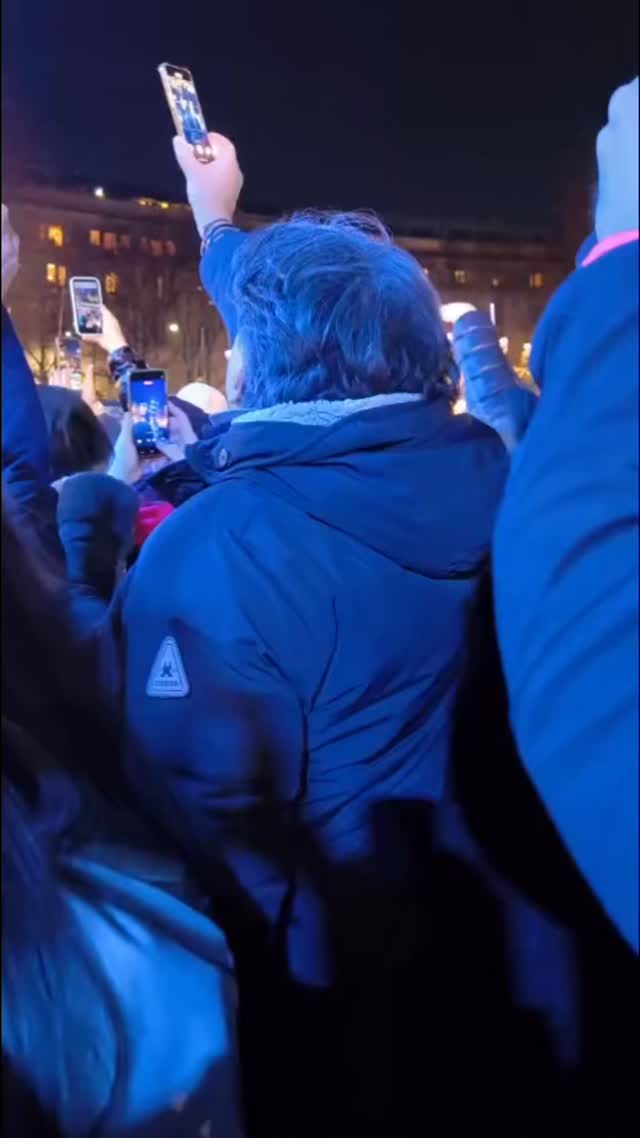 L’arrivo della fiamma olimpica all’Arco della Pace e la consegna ad Alberto Tomba e Deborah Compagnoni per l’accensione del braciere olimpico. #milano #olimpiadimilanocortina2026 #arcodellapacemilano