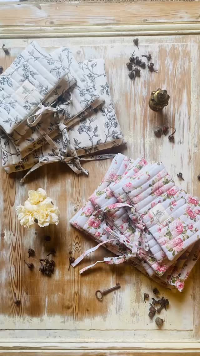 🌸 Découvrez La Merveilleuse, la nouvelle création de l’Atelier Bucolique désormais disponible en ligne sur le store.
Cette housse matelassée raffinée vous permet de ranger en toute élégance et sécurité vos livres préférés, tablettes et PC.
Elle dispose d’un rabat fermé par un joli noeud ainsi que plusieurs emplacements pour stylos et autres accessoires.
Disponible en trois tailles pour s’adapter à tous vos besoins :
* Taille S : 13 x 20 cm
* Taille M : 18 × 25,5 cm
* Taille L : 26,6 × 33 cm
N’hésitez pas à liker et à partager ma publication ou bien à faire un tour sur le site internet de l’Atelier (lien en bio) où vous retrouverez tous mes accessoires poétiques (sacs, pochettes, bananes, bourses, trousses…), aux détails précieux et aux finitions très soignées, dans des tissus romantiques, raffinés et délicats.
Charlotte
🌿 L’Atelier Bucolique
#faitmain #madeinfrance #houssealivres #artisanat #houssepc