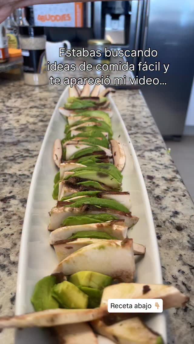 Te dejo esta idea de botana/entradita que queda buenísima y súper sencilla
2-3 portobellos o 6 champiñones en lajas
1 aguacate en lajas
Un poco menos de ¼ de taza de soya
¼ de taza de aceite de oliva
Jugo de 1 limón
1 cda de aceite de ajonjolí (opcional pero si lo tienes le da un gran sabor)
1 cda de ajonjolí natural para decorar
1. Coce el portobello por 5 minutos en agua hirviendo. Retira y deja enfriar.
2. Quita el tallo y corta en láminas.
3. Coloca en un plato las láminas de portobello con el aguacate.
4. Mezcla los ingredientes de la salsa y vacía sobre el portobello y aguacate.