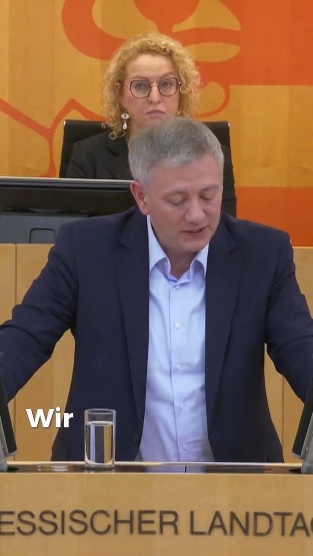 Schluss mit dem Bürokratie-Wahnsinn an Schulen! 🤯📄
Ich habe im Landtag ein kleines Quiz gemacht. Frage: Ist das folgende Szenario real oder Satire? 🤔
Ein Schüler verliert ein Mathebuch (Restwert: 4,68 €). Die Folge: Mahnung mit Geburtsdatum, Titel, ISBN und individueller Buchungsnummer. Dazu ein Buchungsbeleg, von zwei Personen unterschrieben, Versand ans Schulamt, Buchung in SAP. Und wenn die Eltern nicht zahlen? Passiert nichts. Weil der Betrag zu gering ist.
Lösung: Es ist leider bittere Realität an hessischen Schulen.
Unsere Lehrkräfte und Schulleitungen ersticken in Formularen, Berichten und Statistikpflichten. Wir füllen Aktenschränke mit Berichten über Pädagogische Tage, die im Schulamt nie wieder jemand liest. Das ist Lebenszeit, die für guten Unterricht fehlt! ⏳
Wir als @fdp_hlt fordern deshalb eine radikale Kur: Ein Moratorium für Berichtspflichten! 🛑✋
👉 Ein Jahr lang setzen wir alle Berichtspflichten aus. Wir vertrauen unseren Lehrkräften einfach mal, statt sie zu kontrollieren. Danach evaluieren wir mit den Praktikern: Was brauchen wir wirklich?
Und mein Angebot an den Minister @armin_schwarz_cdu steht: Wenn Sie den Schulen diese Freiheit geben, hören wir auf, Sie regelmäßig an die Berichtspflichten zu erinnern. Deal? 🤝😉
Schreibt mal in die Kommentare: Welcher Bürokratie-Irrsinn ist euch schon begegnet? 👇