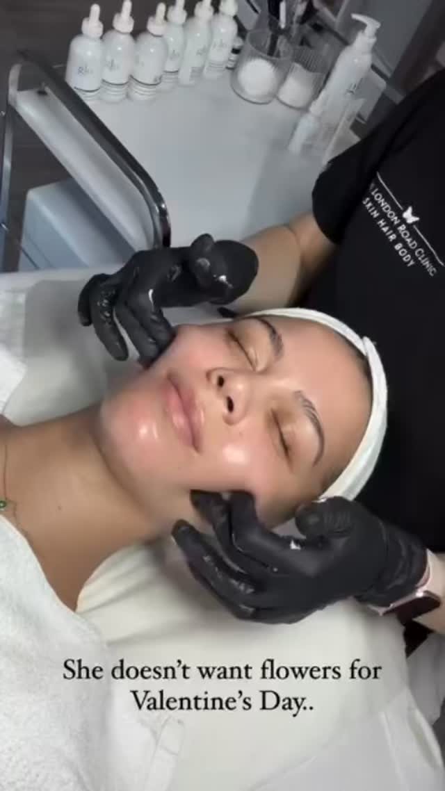 Or maybe both…. 😉
Give the gift of relaxation to a loved one this Valentines Day ❤️
Call us on 01636 680767 or pop into clinic to purchase a gift voucher or book a surprise treatment 💌❤️
📍London Road Clinic: 65 London Road, Newark NG24 1RZ
📞 01636 680767
📧 hello@londonroadclinic.com