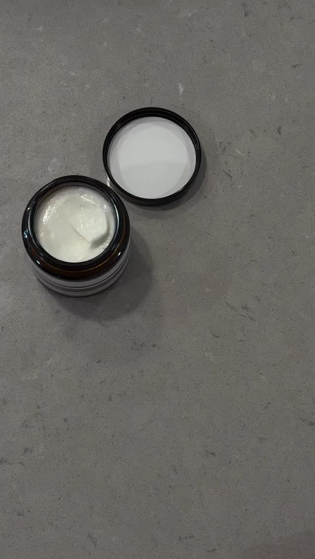 La lotion que votre peau cherche vraiment cet hiver.
- Peau sèche, sensible, tiraillements, eczéma ?
Une lotion naturelle qui hydrate et répare, sans effet gras.
Aloès pour apaiser.
Huiles et beurres végétaux pour nourrir et protéger.
Jojoba pour soutenir la barrière cutanée.
La peau reste douce, confortable, tout simplement.
Disponible sur Maison Luce. 🌿