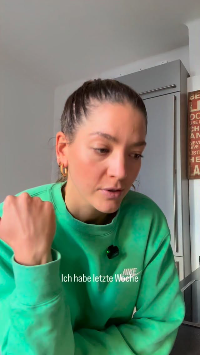 Brot = Brot? Auf keinen Fall!! Je nach Zusammensetzung kann es im Alltag & Sport ganz unterschiedliche Funktionen erfüllen. Während im Alltag ein sättigendes, ballaststoffreiches Brot (wie mein Rezept unten) sinnvoll ist, sind vor dem Training eher leicht verdauliche Varianten geeignet (wie mein gekauftes Brot).
Merke: Die Qualität eines Brotes lässt sich gut über die Zutatenliste einschätzen. Da die Zutaten in absteigender Mengenreihenfolge aufgeführt sind, zeigt die Reihenfolge, woraus das Brot hauptsächlich besteht. Ein kurzer Blick hier ermöglicht eine bewusstere Auswahl für Alltag & Training.
Worauf beim Brotkauf achten?
👉 An welcher Stelle „Vollkornmehl“ steht: Je weiter vorne, desto höher der Anteil)
👉 Wie viele Zutaten insgesamt enthalten sind: Kürzere Listen deuten oft auf weniger stark verarbeitete Produkte hin
👉 Ob & an welcher Stelle Zucker oder Zuckeralternativen stehen (z.B. Glukose, Sirup, Endungen wie -ose)
🥖 REZEPT VOLLKORNBAGUETTE
Ich backe aktuell teilweise sogar direkt 4 Baguette vor, friere sie ein und backe sie dann frisch auf, wenn ich sie brauche. Vorm Aufbacken unbedingt einmal nass machen & dann bei 180°C 15 Min. aufbacken.
Zutaten für 2 Baguettes:
560g Vollkornmehl
400g Wasser
1 TL Salz
1 Tüte Trockenhefe
1 EL Honig o. andere Süße deiner Wahl
Zubereitung:
Wasser mit Hefe, Honig und Salz vermengen. Mehl dazugeben und gut durchkneten. In einer Schüssel mit geschlossenem Deckel oder mit einem Küchentuch abdecken, mehrere Stunden oder über Nacht gehen lassen. Die Hälfte des Teiges aus der Schüssel nehmen, wie im Video drehen und auf ein mit Backpapier ausgelegten Blech legen. Das gleiche mit dem restlichen Teig. Im vorgeheizten Backofen bei 180°C für 30 Min. backen.
#sporternährung #ernährungswissen #brotrezept #training #ernährung