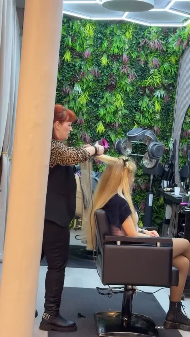 Perfektes Blond entsteht nicht durch Glück.
Es entsteht durch Technik, Erfahrung und ein tiefes Verständnis für blondes Haar.
Blond ist anspruchsvoll.
Es zeigt jeden Fehler – aber auch jede saubere Arbeit.
Bei diesem Look ging es nicht darum, einfach Wellen zu machen,
sondern um Struktur, Haltbarkeit und eine kontrollierte, natürliche Bewegung,
die blondes Haar gesund, ruhig und hochwertig wirken lässt.
Jede Welle wurde bewusst gesetzt –
abgestimmt auf Länge, Haardichte und Blondnuance,
damit das Styling nicht nur heute glänzt, sondern auch morgen tragbar bleibt.
✨ Kein Gelbstich
✨ Kein Verkleben
✨ Kein künstlicher Effekt
✨ Kein Zufalls-Ergebnis
Wir arbeiten mit blondem Haar, nicht gegen es.
Deshalb wirken unsere Blond-Stylings klar, elegant und premium –
ob für den Alltag, ein Event oder besondere Anlässe.
📍 Beautycenter by Neta – St. Gallen
📅 Termin online buchen: www.beautyneta.ch
💬 Würdest du dein Blond so tragen?
Schreib es in die Kommentare – wir beraten ehrlich.
#blondstgallen #blondexpert #coiffeurstgallen #blondhair
#hairstylingstgallen swissblond hairwaves
beautycenterbyneta premiumcoiffeur
natürlichesblond blondinspiration hairfinish
frisurstgallen modernhair lokalesschweiz