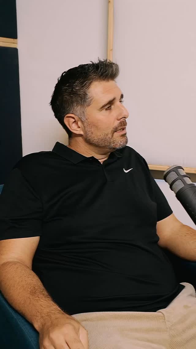 Daniels Vergangenheit mit Basketball. Der 1. Herren Trainer Daniel erzählt aus seiner Kindheit und seinem Weg mit dem Basketball. Dieses und vieles mehr seht ihr auf Spotify in der neuen Folge mit Daniel. Podcast Folge #3.3
#podcast #soest #bc70soest #basketball