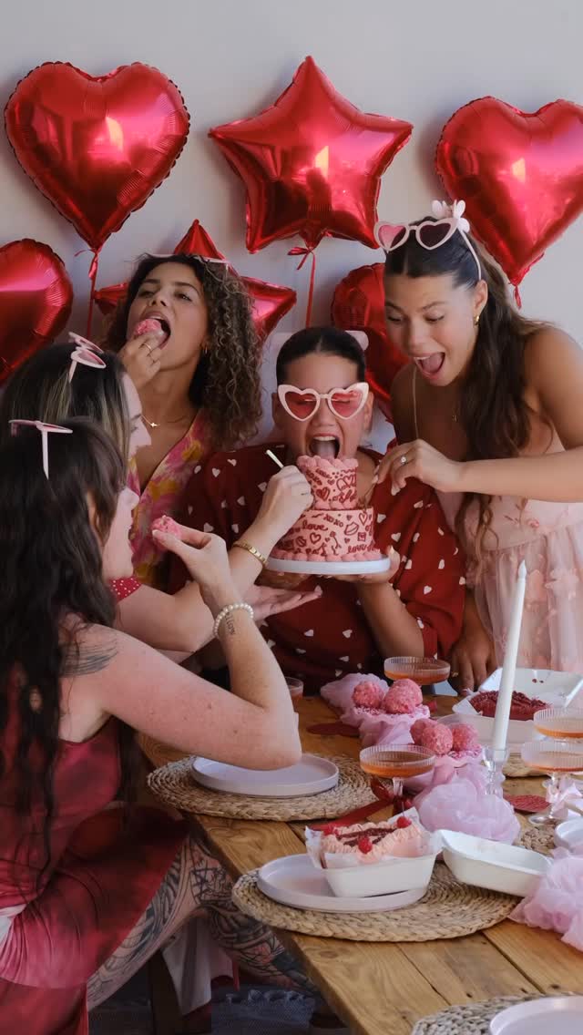 Love is Messy and we are here for it 🤣
Whats your Valentines plans ?
#cakecake #onlinebakery #lovecake #customcakes #valentinesday❤️