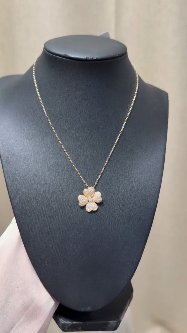 0.90 ct natural diamonds
VVS, Color G-H
14K 3.60g
PHP 58,500