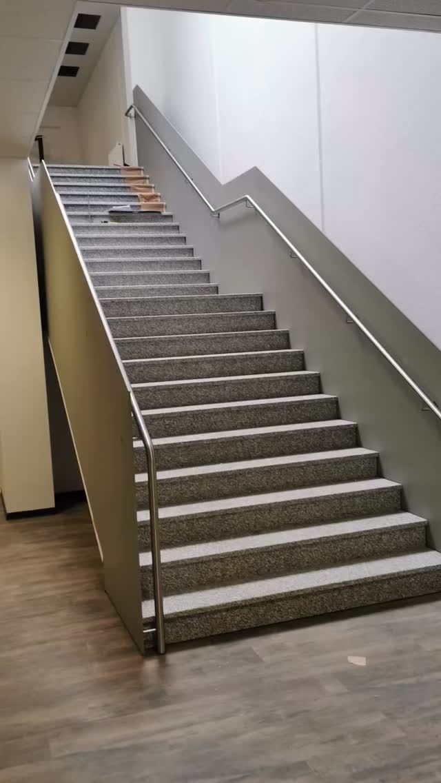 Eine Treppe für den Schulalltag 🏫
Robust, sicher und für dauerhafte Nutzung gebaut.
Genau darauf kommt es bei öffentlichen Gebäuden an.
✔ Eigene Fertigung
✔ Familienunternehmen
✔ Bundesweite Montage.
#geländer #metallbau #handmade #treppengeländer #stahlgeländertreppe