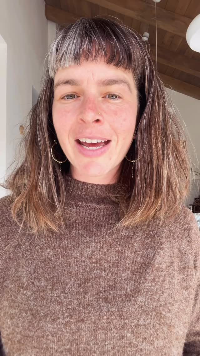 מוצר חדש הגיע לשוק
שערות בפות™️
100% אורגני, מיוצר בגוף שלך, מתאים לכל סוגי הפות 😂😂😂
אז רגע ברצינות הנה 4 סיבות למה להשאיר שערות בפות זה שווה וחשוב 💥
1️⃣ הגנה טבעית של הגוף שלך – במיוחד במקום כזה רגיש יש צורך בשערות ששומרות על הניקיון והרקמה.
2️⃣ כי נוחות זה ס-סי - פחות גירודים, פצעים וגילוחים, גורם לעור להיות רגוע ושמח יותר.
3️⃣ כי יש עונג בשיער עצמו - תנסו בלמדוך שערה ותרגישו איך כל האזור קם לתחושתיות 😋
4️⃣ כי הקשבה לגוף שלך זה הכי ס-סי ומחבר 😍
תקשיבו בכנות,
לא באתי להטיף להחזיר את שנות ה־70.
רציתי שתשימו לב מאיזה מקום אתן מורידות שערות? מתוך הקשבה או מתוך צו תרבותי?
מתוך ריצוי לבן זוג או מתוך רצון אמיתי וכנה?
הפות שלי = החוקים שלי.
שיער לבחירתי 🔥 #מיניותבריאה #פמיניזם #שיערמיותראניאבחר #מנחהלמיניות #מיניות