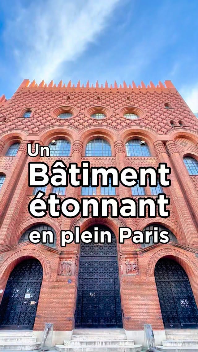 Dans le 6ᵉ arrondissement de Paris, juste à côté du Jardin du Luxembourg et de la fac de pharmacie, on peut voir un bâtiment étonnant pour le quartier. Construit entre 1925 et 1928 par l’architecte Paul Bigot, il abrite aujourd’hui l’Institut d’Art et d’Archéologie. Mais c’est à l’origine pour accueillir la bibliothèque d’histoire de l’art du couturier Jacques Doucet que sa construction fut lancée. Un bâtiment qui mélange plusieurs inspirations : un peu d’Italie, avec ses briques rouges qui rappellent les villes toscanes comme Sienne, mais aussi des influences mauresques et africaines, liées à les formes de son toit. Tout autour, on peut voir une grande frise en terre cuite réalisée par la Manufacture de Sèvres, qui représente des sculptures de l’Antiquité jusqu’à la Renaissance.
Résultat : un style unique et presque inclassable.
——————
📍Institut d’Art et d’Archéologie
3 Rue Michelet - Paris 6
#parisarchitecture #architectureparis #parisinsolite #parissecret #secretparis
