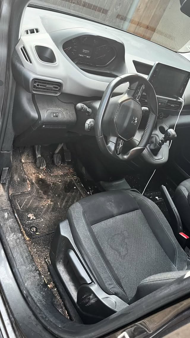 Peugeot Rifter : le véhicule du quotidien… mais ça mérite d’être propre 👌
Un bon coup de frais intérieur et c’est tout de suite plus agréable à conduire (et plus simple à entretenir).
Réservation en MP ou sur www.ironclean.fr
#PeugeotRifter #IronClean #Detailing #NettoyageAuto #EsthétiqueAuto