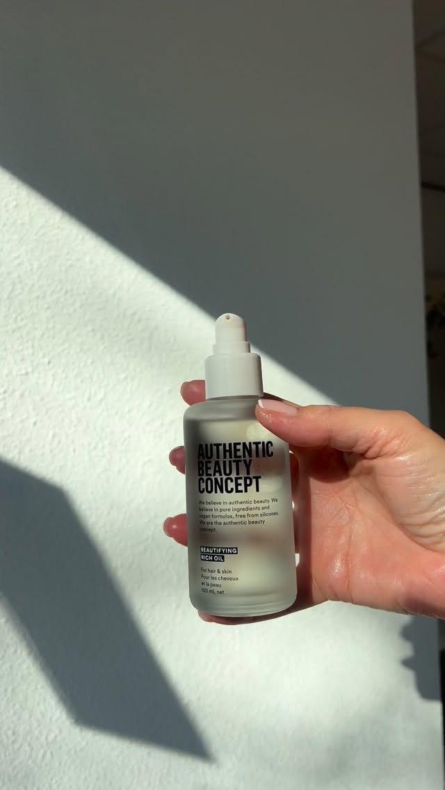 Sneak preview
Een rijke olie die je haar transformeert met gewichtloze verzorging en een onweerstaanbare glow. Stay tuned…