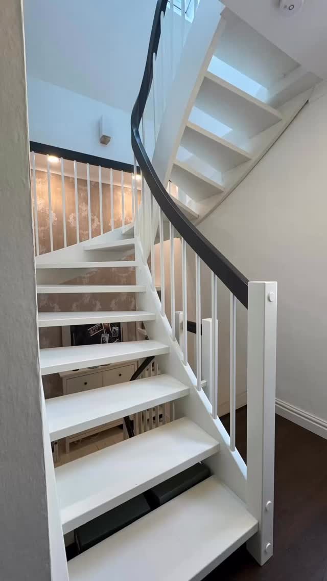 Diese hochwertige Holztreppe verbindet zeitloses Design mit präziser handwerklicher Ausführung. Die offen gestalteten, weiß lackierten Stufen verleihen dem Raum Leichtigkeit und Transparenz. Der dunkel abgesetzte Handlauf setzt einen klaren Kontrast und unterstreicht die moderne Linienführung.
Durch die maßgefertigte Konstruktion fügt sich die Treppe harmonisch in das Raumkonzept ein und erfüllt zugleich höchste Anforderungen an Stabilität und Funktionalität.
Qualität im Detail – individuell geplant und fachgerecht umgesetzt. #handmade#modernesdesign#treppengeländer#holzliebe