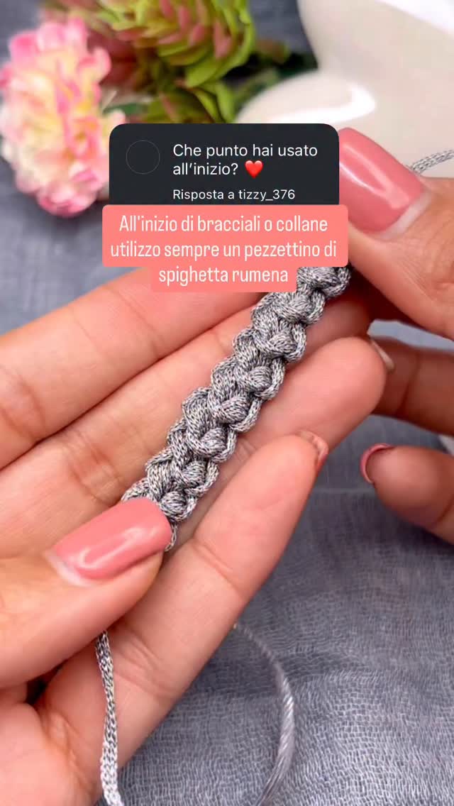Inizio sempre i miei bracciali o collane realizzando un pezzettino di SPIGHETTA RUMENA mi piace un sacco e mi da la possibilità di realizzare poi quel che voglio.
Ecco il video di come faccio la spighetta rumena utilizzando un filato più grosso così che possiate vedere meglio i punti
▶️ IMPORTANTE : la prima catenella che eseguite deve esse un pò larga per poter lavorare meglio i punti successivi!!
#crochet #uncinetto #spighettarumena #tonbonbijoux #filieforme