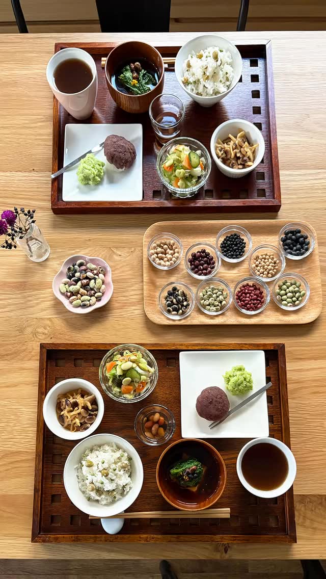 【春の豆料理🌸豆づくし】
べにや長谷川商店の『豆の教室』
2026年は「季節の豆料理」をテーマに、豆と旬の食材の組み合わせや、季節に沿った豆の調理方法や食べ方などをお伝えし、基本的な豆料理の楽しみ方をご紹介していきます。
2月は「春の豆料理」。
和食を中心とした、やさしい味わいと春らしい彩りの豆料理をつくりました。
〈春の豆料理メニュー〉
🫘青えんどう豆と実山椒の豆ご飯
🫘炒り豆の出汁と菜の花のおすまし
🫘春野菜と青大豆の浅漬け
🫘鞍掛豆と切干大根のめんつゆ漬け
🫘ミニおはぎ(小豆あん)
🫘ずんだ餅(枝豆あん)
乾燥大豆を戻さずにフライパンで炒って、昆布出汁で煮出した「炒り豆の出汁」は、豆の旨みと甘みを感じるやさしい味わいの精進出汁。香ばしくふっくらした豆も味わえます。
「春野菜と青大豆の浅漬け」と「鞍掛豆と切干大根のめんつゆ漬け」は、茹でた豆を漬けるだけのお手軽おかず。
豆料理は手間がかかりハードルが高いというイメージを持つ方も多いですが、この教室では、講師の長谷川清美さんが、その考えを覆す豆の調理法や料理をお伝えします。
もっと気軽におうちでも豆を調理してみようかなって思われる方が増えてます。
なんといっても美味しいですからね!
ご飯、汁物、おかず、スイーツと、豆づくしのランチで、一足早い春を味わいました。
ご参加くださった豆好きのみなさま、どうもありがとうございました🌸
.
次回は、「初夏の豆料理」
4月11日(土)・15日(水)開催予定です。
改めてご案内いたします。
@beniyahasegawashouten
____________________
#豆の教室 #豆料理
#春の豆料理
#べにや長谷川商店
#モリ乃ネキッチンスタジオ