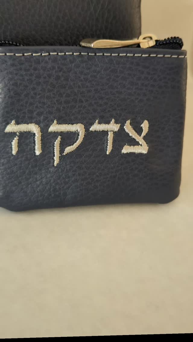 סט תיקים לטלית ותפילין מעור פרה איכותי, הגימורים המוקפדים והגיזרה המדויקת מקנים חווית נשיאה נוחה ואולטימטיבית. דגם סולידי מספר סיפור של הרמוניה מדויקת ועדינה, אולם יחד עם זאת נוכחת. זהו שילוב של עורות בסגנון קלאסי מחד, עם עיצוב וריקמה בסגנון אלגנטי מאידך
#עוראמיתי #מגיעלךלהתחבר #תיקתפילין #הוליקראפט #תיקטלית