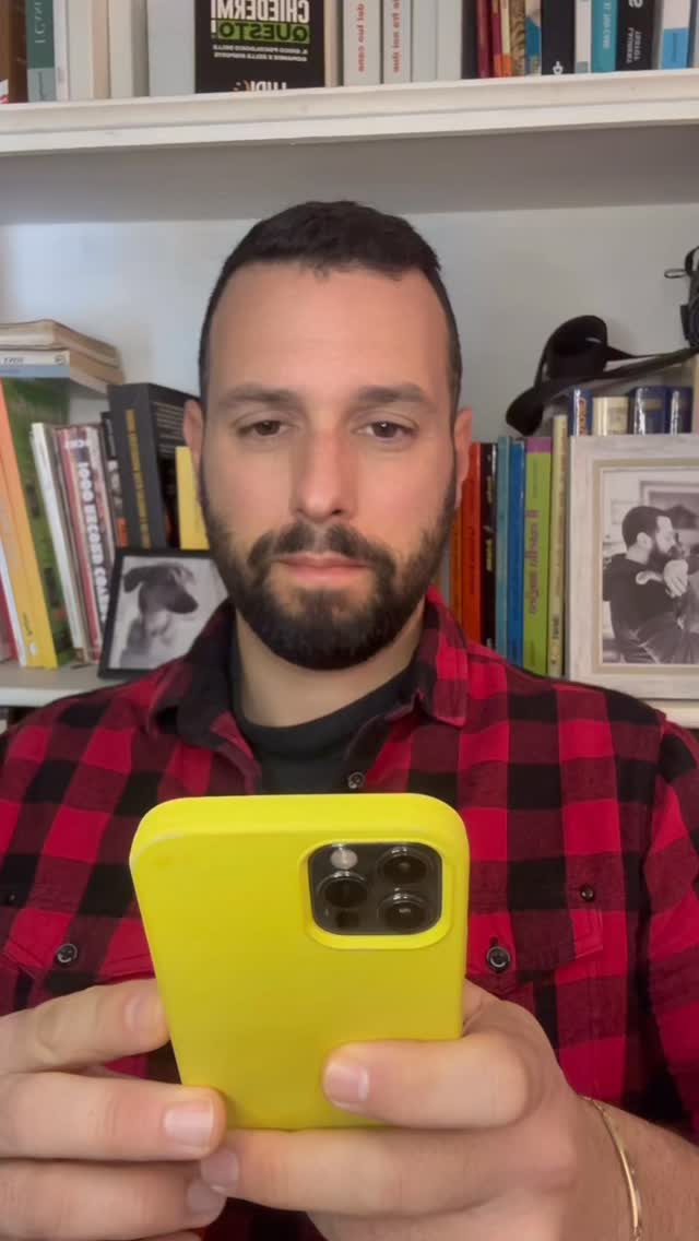 E sono 1000 POST. Ho aperto @dogcoachitalia a gennaio 2020 sempre con un unico obbiettivo: aiutare più cani e famiglie possibili.
Mille volte in cui ho scelto di parlare di relazione.
Mille volte in cui ho scelto di mettere il cane al centro, non il controllo.
Spesso pensiamo che educare un cane significhi avere il controllo su ogni sua mossa.
Ma la verità è che il rispetto, la fiducia e la sicurezza valgono più di qualsiasi comando imposto. 🐾
Un cane collabora davvero quando si sente libero di scegliere, sicuro di quello che lo circonda e guidato da qualcuno che comprende il suo mondo.
Se vuoi approfondire come costruire relazioni basate su fiducia e consapevolezza (e non sulla paura o sull’obbligo), abbiamo contenuti esclusivi pronti per te.
👉 Entra nel nostro canale WhatsApp: consigli pratici, strategie avanzate e materiali che non condividiamo altrove.
📚 E se vuoi fare un passo ancora più concreto, scarica il programma completo del corso Dog Sitter della scuola @takescareds in partenza a marzo: formazione professionale e pratica, per chi vuole capire i cani sul serio.
#cinofiliaconsapevole
#educazionecinofilapratica
#lavorareconicanivero
#relazionecaneumano
#benesserecaninoitalia