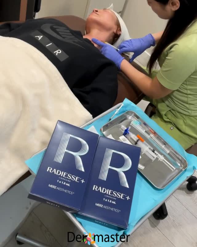 Radiesse Neck 🤍
More than just a filler — Radiesse is made with CaHA,
stimulating your body’s natural collagen production for gradual, long-lasting firmness.
✔ Improves neck lines
✔ Enhances skin elasticity
✔ Refines texture
✔ Restores subtle volume
Don’t treat the face and forget the neck.
Smoother. Firmer. Naturally rejuvenated ✨
DM us to book your consultation 🤍
목은 나이를 가장 먼저 드러내는 부위입니다.
Radiesse Neck 🤍
레디어스는 단순 필러가 아닌
콜라겐 생성을 촉진하는 CaHA 성분으로
시간이 지날수록 자연스럽게 탄력이 차오르는 시술입니다.
✔ 목주름 개선
✔ 늘어진 피부 탄력 개선
✔ 피부결 개선
✔ 자연스러운 볼륨감
얼굴은 관리하면서
목은 놓치고 있지 않으셨나요?
탄탄하고 매끈한 넥라인,
지금 시작하세요 ✨
상담 예약은 DM 주세요 🤍
📍 3000 W Olympic Blvd #305, Los Angeles
📞 213-814-8410
#Radiesse #NeckRejuvenation #CollagenStimulator #NeckLines #AntiAging #LAskinclinic #GlowUp#DERMASTER #Potenza #DiamondLifting #HiloWave #PicoLaser #SkinBooster #SkinBotox #HydrationGlow #YouthfulSkin #GlowSkin #FacialRejuvenation #Botox #Lifting #KoreanDermatology #LAClinic