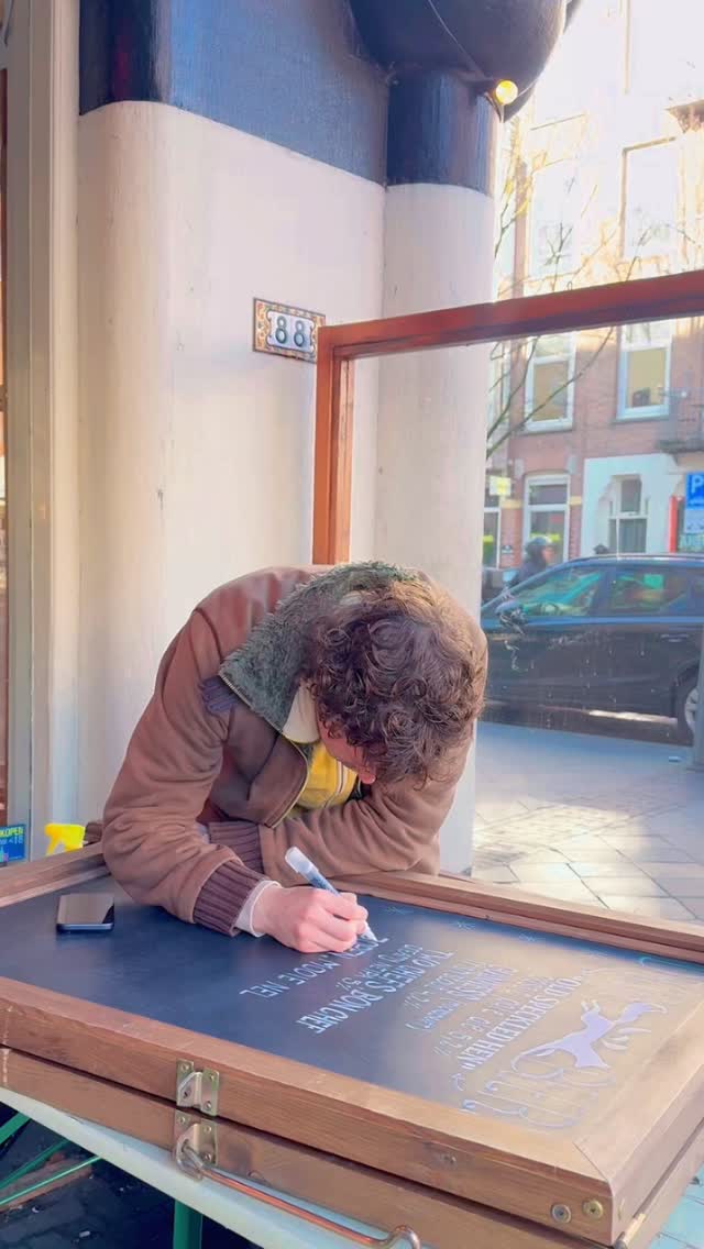 A good old pint of Old Speckled Hen: the absolute hero of this dreadful grey and cold Friday.
And a round of applause for Pim and his lovely handwriting (and that cute little cameo) 🦊