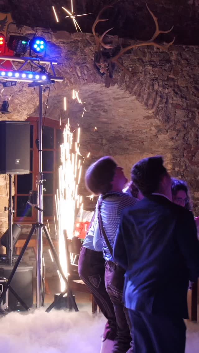 Gänsehaut beim Sekteempfang am Klavier, stilvolle Saxophon-Begleitung zum Dinner und Abriss pur auf der Tanzfläche. 🥂🔥
Wir zählen schon die Tage, bis wir wieder gemeinsam mit euch feiern, lachen und die Nacht zum Tag machen dürfen. Die Vorfreude auf die neue Saison ist riesig!
👉 Plant ihr gerade eure Hochzeit oder ein Event? Lasst uns zusammen eure Vision verwirklichen. Link in Bio für Buchungsanfragen! 🚀
#Hochzeitsband #EventDJ #Saxophonist #Hochzeit2026 #WeddingMusic LiveMusik PartyVibes SaxAndDJ Hochzeitsplanung Klavierspieler