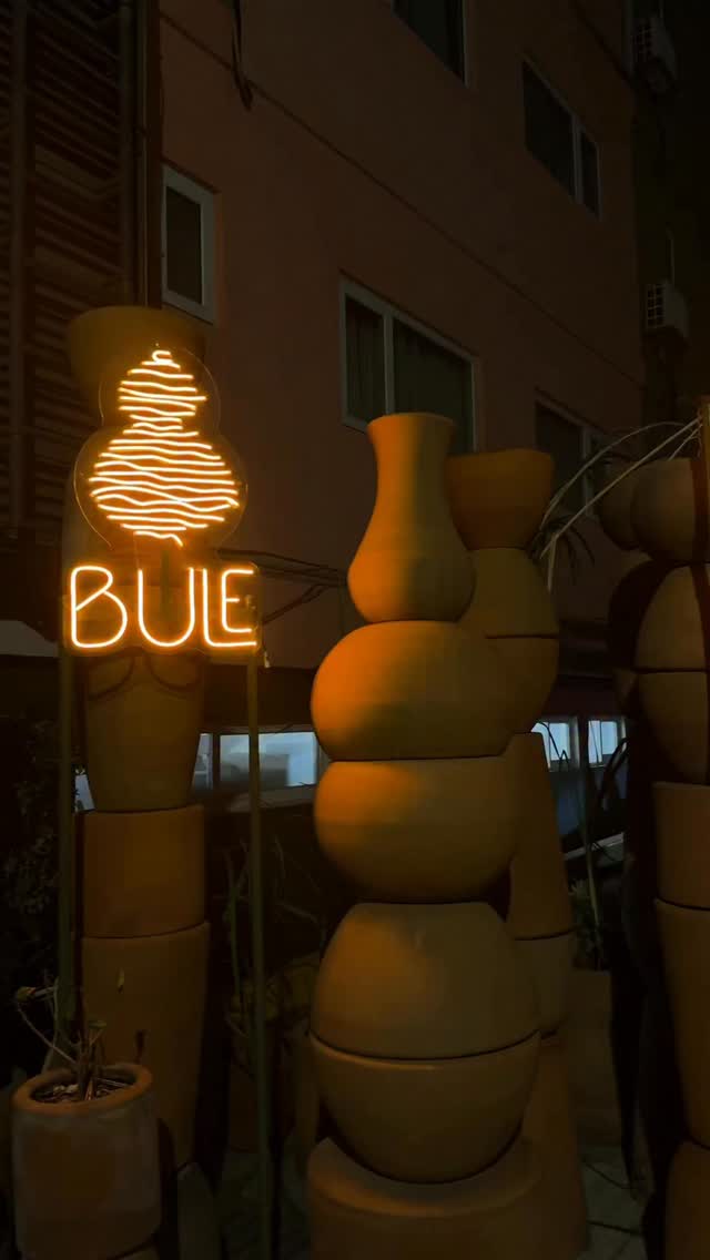 Una noche donde cada plato contó una historia y cada copa la acompañó. 🍷🌽
En su aniversario, @bule.restaurante celebró la cocina mexicana con una cena maridaje que honró la tierra, el ingrediente y la tradición.
Entre música en vivo, arte y el vino Frizzante @vinoslaredonda, la experiencia fue mucho más que una cena: fue celebrar lo que somos.