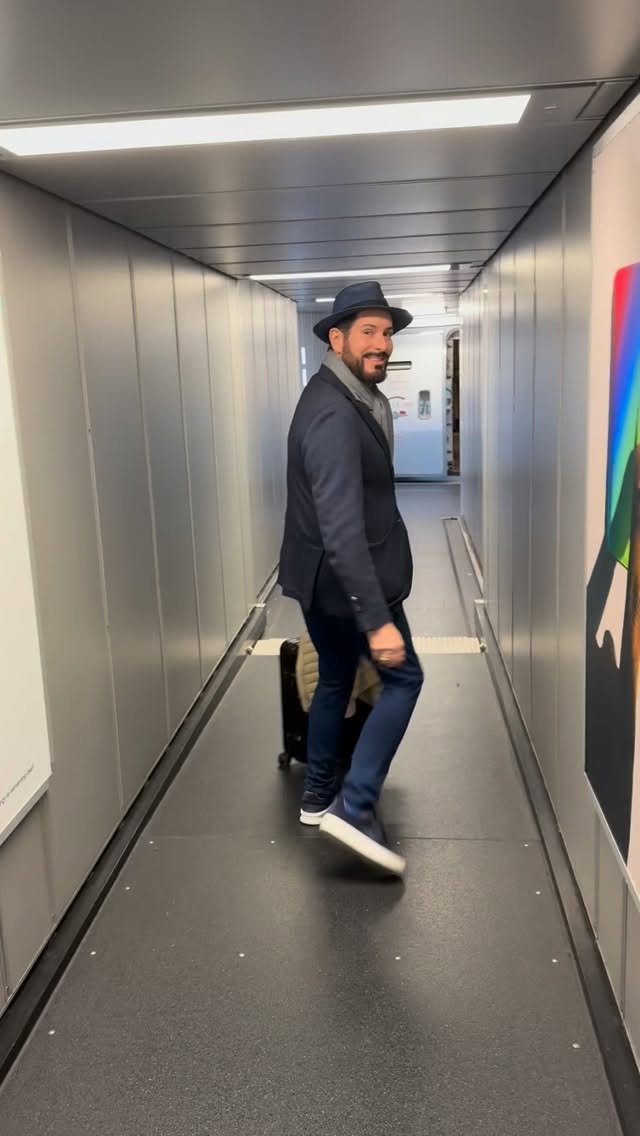 HONGKONG 🇭🇰 Let’s enjoy this amazing city - Freunde treffen - neue Kontakte knüpfen - delicious food & drinks und die Stadt erkunden 😎 @Clemens Unterreiner @stregishongkong @rosewoodhongkong @cathaypacific #ClemensUnterreiner #hongkong #china #hilfstöne #news 📸©️CU |