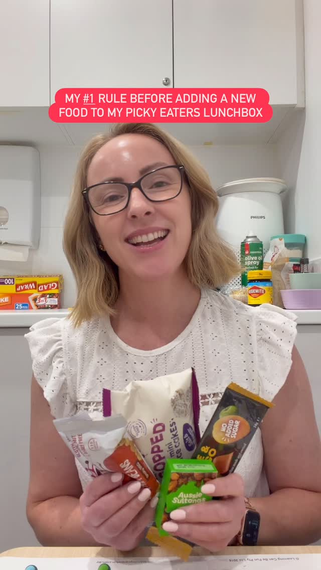 If it hasn’t been eaten at home, it doesn’t belong at school yet.
Before a food goes into the lunchbox:
👉Offer it at home for 2 weeks
👉Check that it’s eaten consistently
👉Then pack it for school
Why this works 👇
Familiar foods = less anxiety, less waste, and more food actually eaten.
Lunchboxes aren’t the place for food experiments — confidence comes first.
👉 Follow for more realistic lunchbox tips and picky eating support that actually works ❤️
#pickyeatinghelp
#lunchboxideas
#feedingkids
#schoollunchtips
#pickyetips