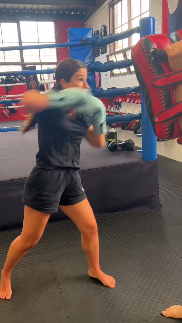 Couples that train together, stay together 👩🏻❤️👨🏻! Happy Valentines Day fam 💘 #youngbullsgym #youngbullsmuaythai #unleashthebullwithin #youngbullsneverdie #weareyoungbullsgym