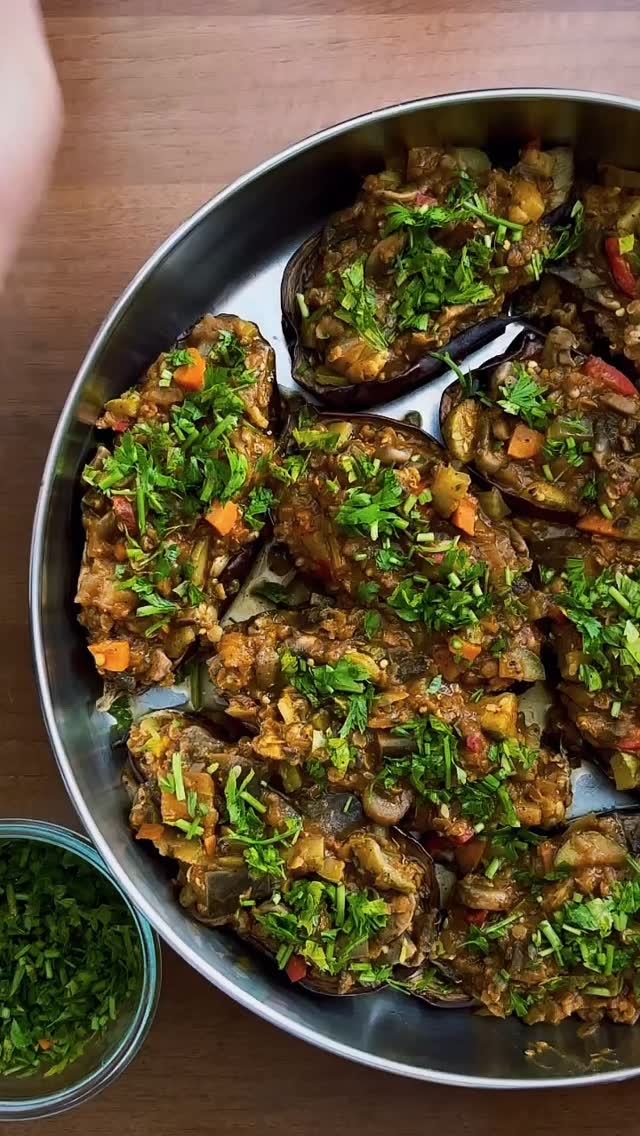 Το hands-on αυτό εργαστήριο θα γίνει την 1η Μαρτίου στις 17.00, στον υπέροχο χώρο του Soybird στο Κουκάκι και ουσιαστικά θα ενσωματώσει την επιστήμη πίσω από τη διατροφή για τη φροντίδα του εντέρου με πρακτικές -και πεντανόστιμες- ειδικά σχεδιασμένες συνταγές.
Θα έχουμε 3,5 ώρες στη διάθεση μας για να φτιάξουμε ενδεικτικά γεύματα για μία ολόκληρη ημέρα (πρωινό, μεσημεριανό, βραδινό και σνακ), κατανοώντας το πως και το γιατί, και εντέλει να τα απολαύσουμε όλοι μαζί παρέα ☺️
Το κόστος για το εργαστήριο είναι 80€, περιλαμβάνει το ΦΠΑ 24%, τις πρώτες ύλες και τον εξοπλισμό για αυτά που θα ετοιμάσουμε αλλά φυσικά και το υλικό που θα πάρεις μαζί για το σπίτι!
Σκέψου το σαν ένα ολοκληρωμένο -και απολαυστικό- τρόπο να αποκτήσεις εμπεριστατωμένα και χρήσιμα εργαλεία για τη φροντίδα της συνολικής σου υγείας, που θα μπορείς να εφαρμόσεις άμεσα στην κουζίνα σου παράλληλα απολαμβάνοντας ένα πλήρες γεύμα!
Κλείσε τώρα τη θέση σου στο link in bio ή γράψε workshop στα σχόλια και θα σου στείλω ό,τι χρειάζεσαι!
@grains.anatomy 🌾
#gut #διατροφή #διαιτολογος #workshop #entero