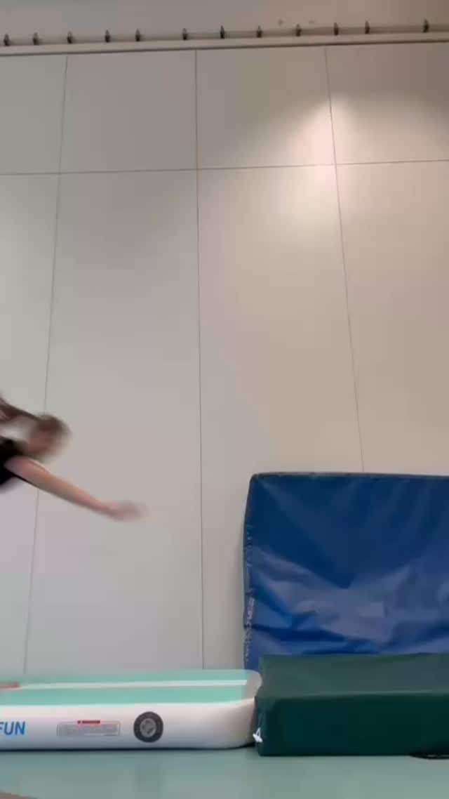 Flipping into the weekend 🎉
Check out our Elite Acro practicing their Forward Handspring 🔥