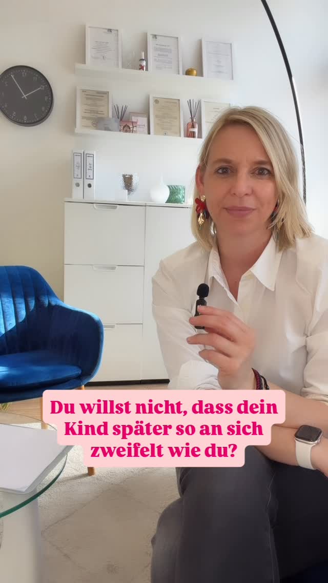 Geht’s dir auch so?
Selbstwert entsteht nicht im Erwachsenenalter.
Es entsteht früh. ✨
In Beziehungen. In Blicken. In Sätzen. In Erwartungen.
Viele Frauen, die heute an sich zweifeln, haben nicht „zu wenig Selbstbewusstsein“. Sie haben früh gelernt sich anzupassen. Zu funktionieren. Sich selbst zu hinterfragen. Und genau das wirkt weiter.
Nicht bewusst. Aber spürbar. ✨
Selbstwert wurde geprägt und er lässt sich bewusst stabilisieren.
Genau darum geht es in STEADY WITHIN - 6 Wochen strukturierte, psychologisch fundierte Selbstwertarbeit. ✨
Wenn du merkst, dass dich das betrifft, schreibe gerne STEADY in die Kommentare oder teile mir gern deine Erfahrungen dazu mit. ✨
Wenn du mehr wissen möchtest, kannst du dich gerne für ein kistenloses Info- Gespräch eintragen - Link in Bio. ✨