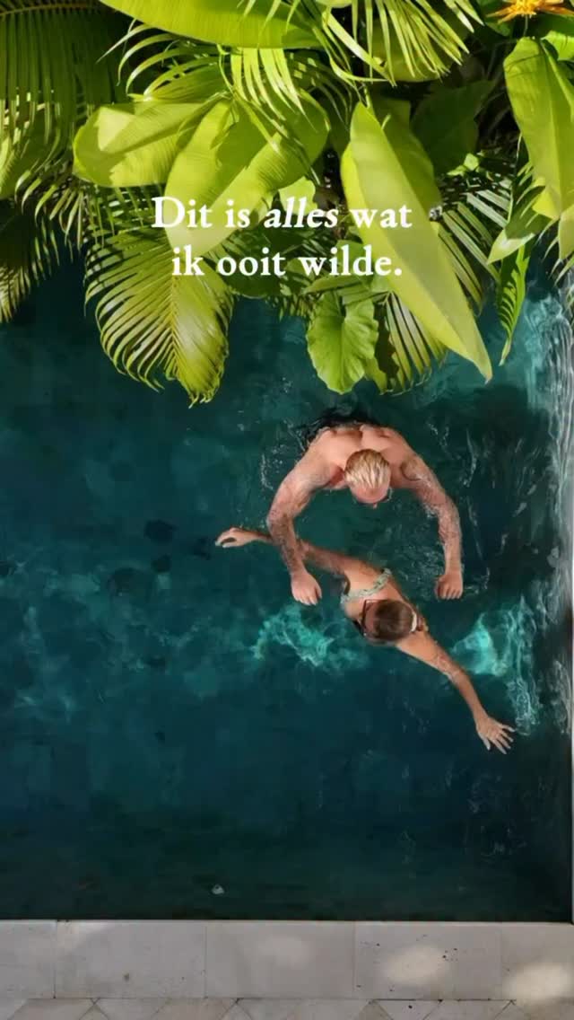 Ik geloof niet dat liefde hard werken is.
Maar een gezonde, levendige relatie vol passie - wél.
Liefde ontstaat vaak vanzelf.
Maar daarna begint het echte werk.
Mijn liefde en ik leerden elkaar kennen als pubers.
Totaal andere personen dan wie we nu zijn.
Terwijl we ons ontwikkelden tot wie we nu zijn,
zijn we elkaar meerdere keren uit het oog verloren.
We overwonnen ziektes, hadden bedrijven samen,
hebben tonnen omgezet en ook weer verloren.
We bleven staan, ondanks alle ups en downs.
We kijken met dezelfde blik, dezelfde visie naar de wereld.
We delen onze dromen en kennen elkaars patronen.
Diep vanbinnen voelen we allebei: wij zijn samen.
Maar het vroeg om werk.
We vonden elkaar niet altijd vanzelf terug.
We moesten elkaars taal leren lezen en snappen hoe de puzzelstukjes die wij zijn, in elkaar passen.
Zelfs als je onze designs over elkaar legt, zie je het terug.
Ons connection theme is 7-2.
Dat staat letterlijk voor “work to do”.
So we did. En nu zijn we 13 jaar verder ❤️🔥
Ontdekken hoe jullie designs je relatie beïnvloeden?
Je kunt alleen vandaag nog de Relatiechart Training nog
claimen met 70% korting.
👇🏻Reageer hieronder met “LIEFDE” voor de link 😍