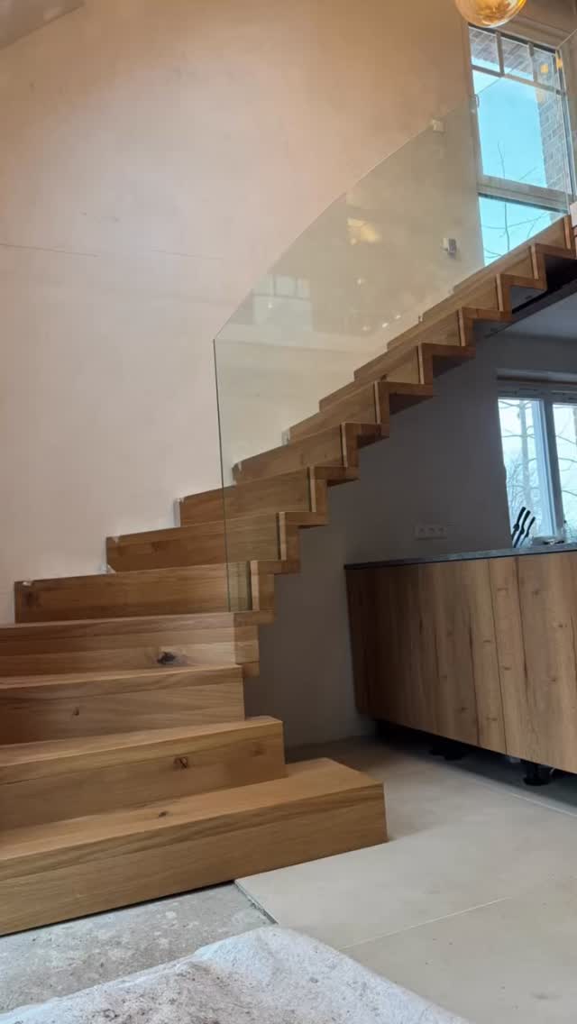 Maßarbeit aus Eiche.
Bolzen-Faltwerktreppe mit Glasgeländer, umgesetzt mit viel Liebe zum Detail.
Das Reel zeigt Ausschnitte aus der Montage.
#modernesdesign#handmade#treppenbau#handwerksqualität#maßanfertigung