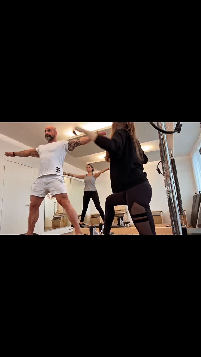 #duotraining #bettertogheter #pilatesroutine
Konzentration, Centering und Präzision – drei Pilates-Prinzipien, die jede Übung wirkungsvoller machen. 🤍
Bleib fokussiert, arbeite aus deiner Körpermitte heraus und führe jede Bewegung kontrolliert aus. Denn im Pilates gilt: Qualität vor Quantität. Weniger Wiederholungen, dafür bewusst und sauber ausgeführt – so spürst du den Unterschied. ✨