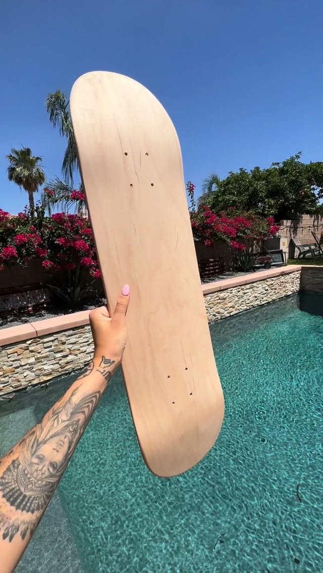 Every stone placed by hand, every detail shining bright 🥵
#CustomBoard #RhinestoneArt #SupremeVibes #ItsLunaVisuals #StreetArtMeetsLuxury