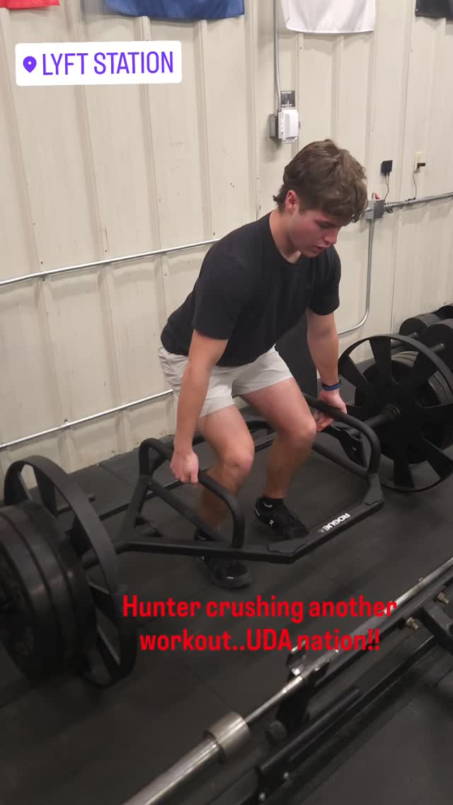 Hunter hitting lower power day. Trap Bar deads with 300 4x6, trap bar jumps, RDL, Bentley rows and suitcase carries...no excuses just hard work...in...out..done and making progress!
#gymmotivation #footballplayer #athletelife #thursday #highschoolfootball