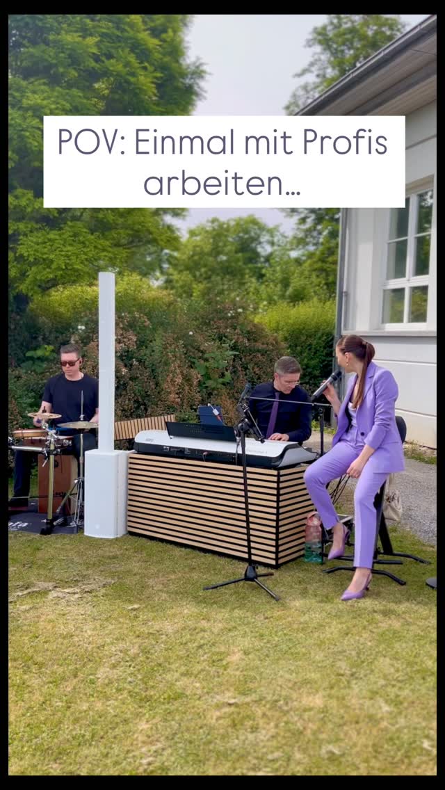 POV: Einmal mit Profis arbeiten…
Ja – auch bei Hochzeiten passiert mal eine kleine Panne.
Ein Funkmikro, das noch aus ist, gehört definitiv dazu! 🤣
Zum Glück war das nur der Soundcheck, bevor die Gäste kamen. Und genau dafür ist so ein Soundcheck ja auch da🙈😉
Der Unterschied?
Wir bleiben ruhig, nehmen’s mit Humor und sorgen dafür, dass am Ende genau das zählt:
eine entspannte Stimmung und ein wunderschöner Moment für euch.
#panne #soundcheck #humor #hochzeitssängerin #hochzeitsband