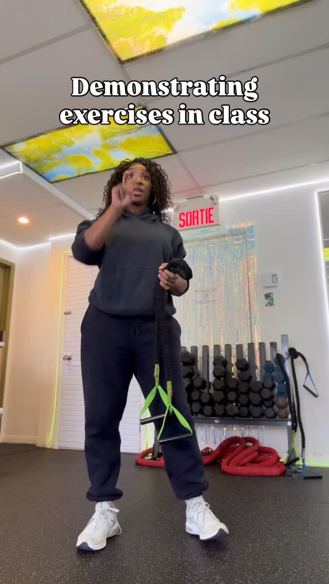 Same demo.
Same cue.
Completely different move 😂
Is it me or perimenopause brain?
We call it gym-nesia around here. #GymHumor
#GymLaughs
#FitnessFunny
#GymLifeComedy
#ndg