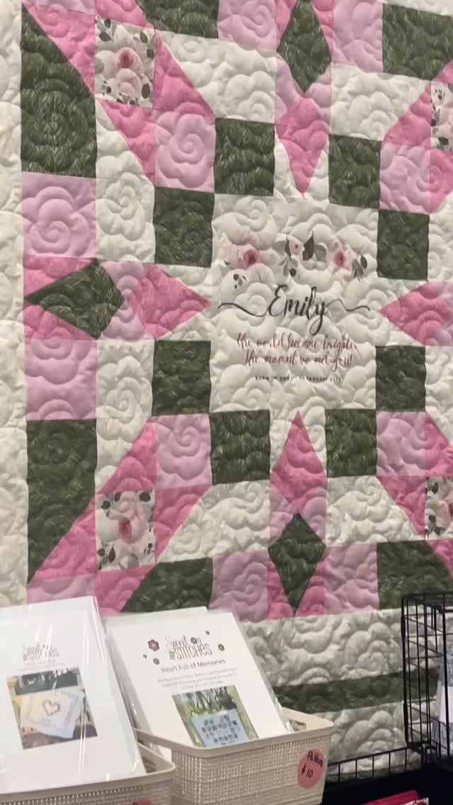 We had lots of fun talking to everyone at the show. So many creative quilters doing their thing!!!#sweetonstitches #memoryquiltmaker #photosonfabric #quiltshow