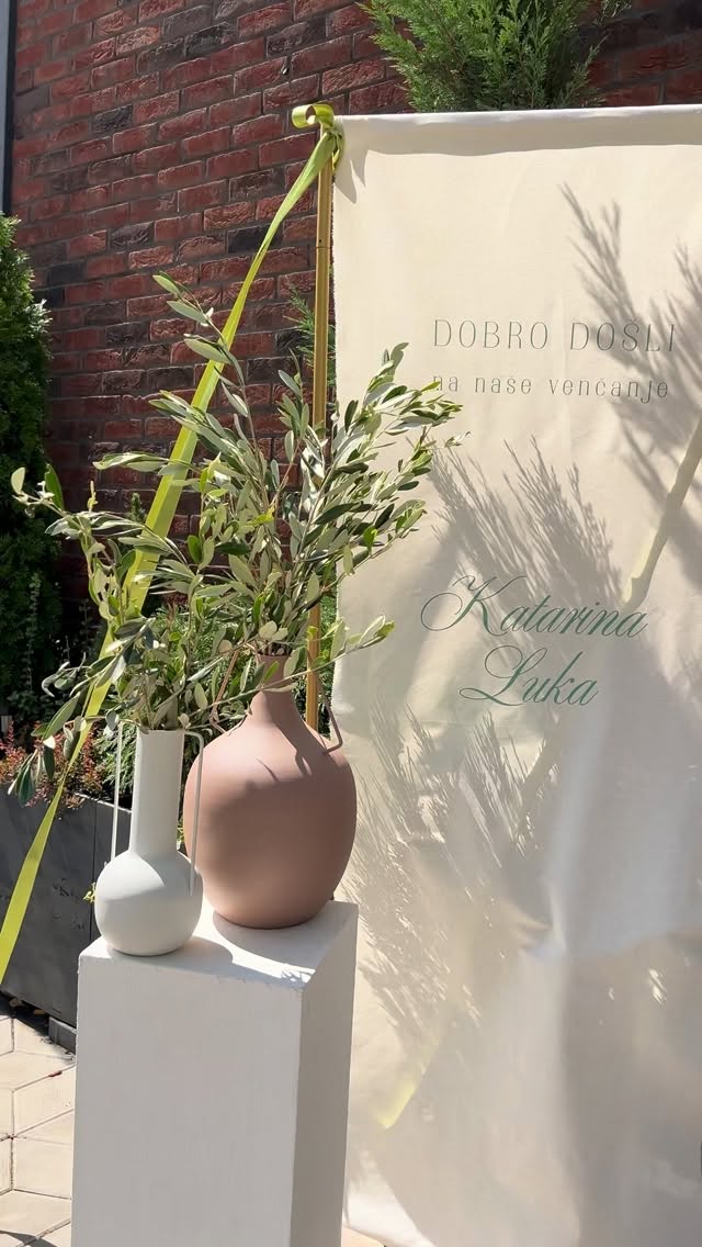 Mnogo toga je ostalo u draftovima još od prošle sezone- da nam greje srce dok se pripremamo za ovu 🫠
.
.
.
.
.
.
.
.
.
#medimleko #weddingdecor #weddingstationery #dekoracijavencanja