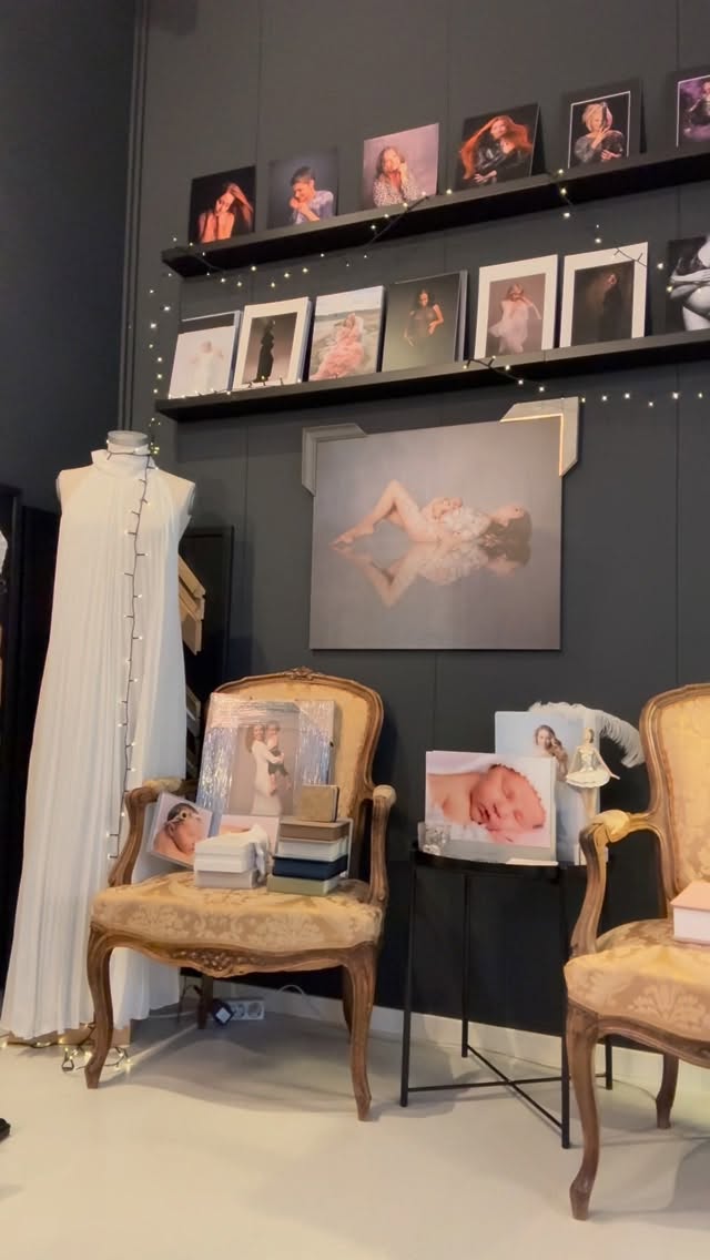 Tro meg – hvis du ikke har veggbilder i dag, så vil du ha det om noen år.
Ikke fordi det er trendy.
Ikke fordi «alle andre» har det.
Men fordi du en dag vil ønske å se minnene dine – hver eneste dag.
Veggbilder er mer enn interiør.
Det er følelsen av hjem.
Din historie på veggen.
Noe som stille berører hjertet, igjen og igjen 🤍
Når det passer huset ditt,
stilen din,
og deg –
blir du aldri lei av å se på det.
Og en dag vil du være så takknemlig for at du valgte å forevige minnene dine ✨
⸻
Leverandørene av mine produkter:
@fotolundeby og @nphotolab
Utstyr: @sony.nordic @sigma.nordic @godox_global
Flower from @crepilove 🫶🏻
#veggbilder #wallart #minnerforlivet #hjemmedhjerte #portrettfotograf tidløseminner