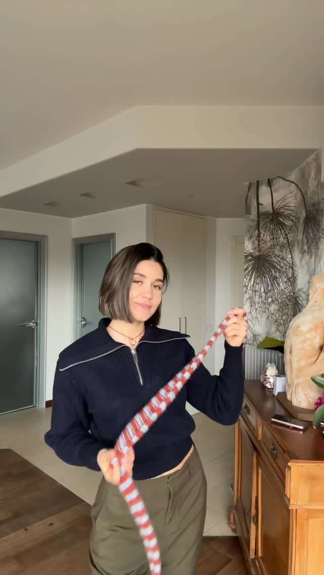 la sophie scarf in baby alpaca, morbidissima sulla pelle ✨
oggi ve la faccio vedere in versione a righe, una delle fantasie più amate.
ogni sciarpina è realizzata a mano, una per una,
ed è personalizzabile: colori, abbinamenti e mood li scegli tu 🤍
disponibile in tantissimi colori — scrivimi in dm per creare la tua.