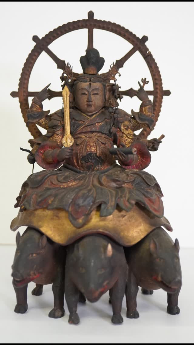 Net afgerond ✨
Dit is zonder twijfel het mooiste object dat ik tot nu toe heb mogen restaureren:
een Japanse houten beeld (Marishiten) in een huisaltaar (zushi), afgewerkt met Japanse lak (urushi).
Wil je meer lezen over dit bijzondere project? Neem dan een kijkje op mijn blog!