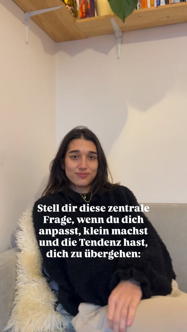 In jeder Beziehung liegen 50 % der Verantwortung bei dir und 50 % beim Anderen.
Übernimmst du deinen Teil?
Oder trägst du den des Anderen und verlierst dabei dich?
Selbstfürsorge beginnt oft genau hier:
dort, wo du aufhörst, Gefühle, Reaktionen oder Bedürfnisse anderer zu managen und in Kontakt mit dem gehst, was dich bewegt.
Disclaimer:
Dabei geht es nicht darum,
dass Beziehungen immer „50/50“ gleich verteilt sein müssen.
Es geht darum, dass jede Person Eigenverantwortung trägt
für das, was sie mitbringt:
ihre Gefühle, Bedürfnisse & Handlungen.
•••
Videos wie diese dienen der Unterhaltung und ersetzen keine Begleitung. Sie dienen nicht als professioneller Rat und gehen ebenso nicht auf die Feinheiten psychischer & emotionaler Gesundheit ein (weil sie dafür viel zu individuell ist!).
www.auroraprema.de