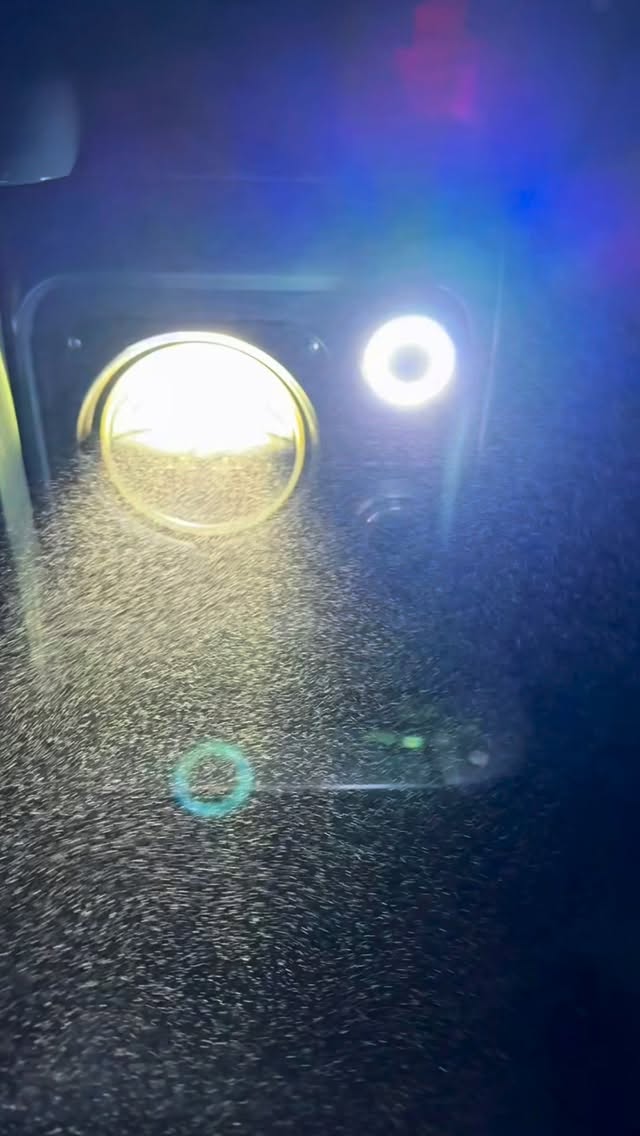 So sieht Vorbereitung aus.
Dieses Fahrzeug ist auch bei Starkregen und Hochwasser einsatzbereit.
Kein Showcar. Ein Arbeitsgerät.
Bereit für Auslieferungen, Einsätze bei jedem Wetter und dort, wo andere stecken bleiben.
Mit Spezialbeleuchtung von @glohh , robust aufgebaut und genau da zuhause, wo Hochwasserschutz gebraucht wird: draussen.
Wir sind stolz, mit vogt tools auch auf der Strasse und im Gelände klar sichtbar unterwegs zu sein.
Weil Vorbereitung kein Marketing ist. Sondern Verantwortung.
#vogttools #wasserwehr #hochwasserschutz #einsatzbereit #starkregen defender110 landroverdefender kmuschweiz bereitwenneszaehlt robust draussenunterwegs